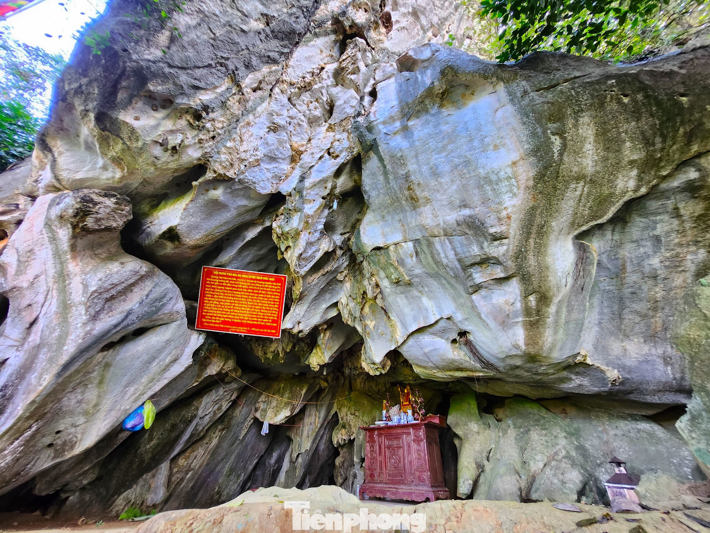 Sử sách ghi lại, vào đầu thế kỷ XIV, phía Tây Nam Nghệ An luôn bị bọn giặc bên ngoài quấy phá, cướp đất. Để bảo vệ bờ cõi và cuộc sống bình yên của nhân dân, năm Ất Hợi niên hiệu Khai Hựu thứ 7 (năm 1335), Thái Thượng hoàng Trần Minh Tông quyết định thân chinh chỉ huy quân đội, hiệu lệnh tiến đánh Ai Lao. Thấy binh hùng tướng mạnh của nhà Trần, giặc Ai Lao thất thế nên rút quân, từ bỏ ý định xâm phạm.