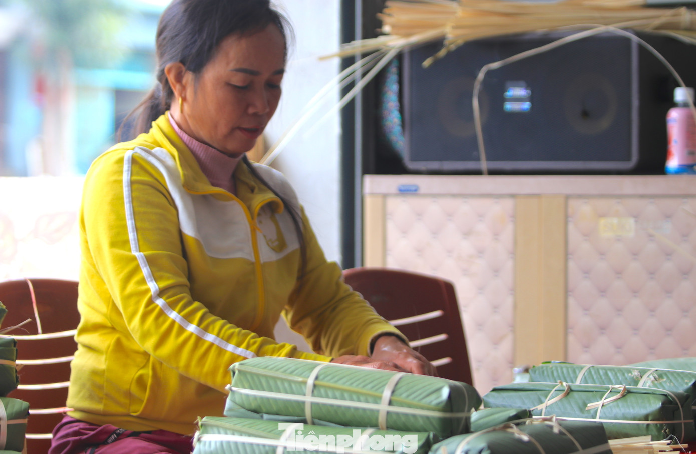 “Mỗi vụ tết sau khi trừ các chi phí cũng lời được 50-70 triệu đồng. Nhưng khá mệt nhọc, trong 1 tuần từ chuẩn bị đến gói bánh vợ chồng tôi chỉ ngủ được 4 tiếng mỗi ngày", anh Bùi Đức Hạnh (chủ cơ sở bánh Hạnh Tình) cho hay.