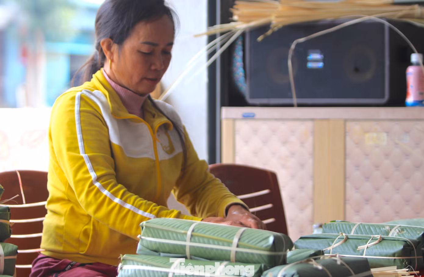 “Mỗi vụ tết sau khi trừ các chi phí cũng lời được 50-70 triệu đồng. Nhưng khá mệt nhọc, trong 1 tuần từ chuẩn bị đến gói bánh vợ chồng tôi chỉ ngủ được 4 tiếng mỗi ngày", anh Bùi Đức Hạnh (chủ cơ sở bánh Hạnh Tình) cho hay.