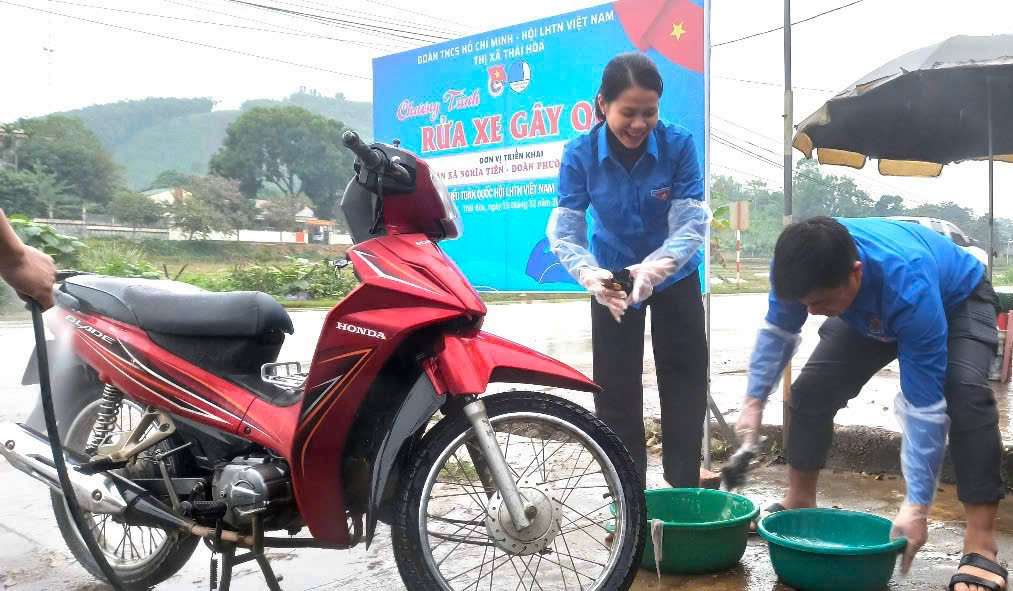 Cẩn thận rửa từng bộ phận xe để khi giao lại cho khách đảm bảo sạch, đẹp. Cẩn thận rửa từng bộ phận xe để khi giao lại cho khách đảm bảo sạch, đẹp.