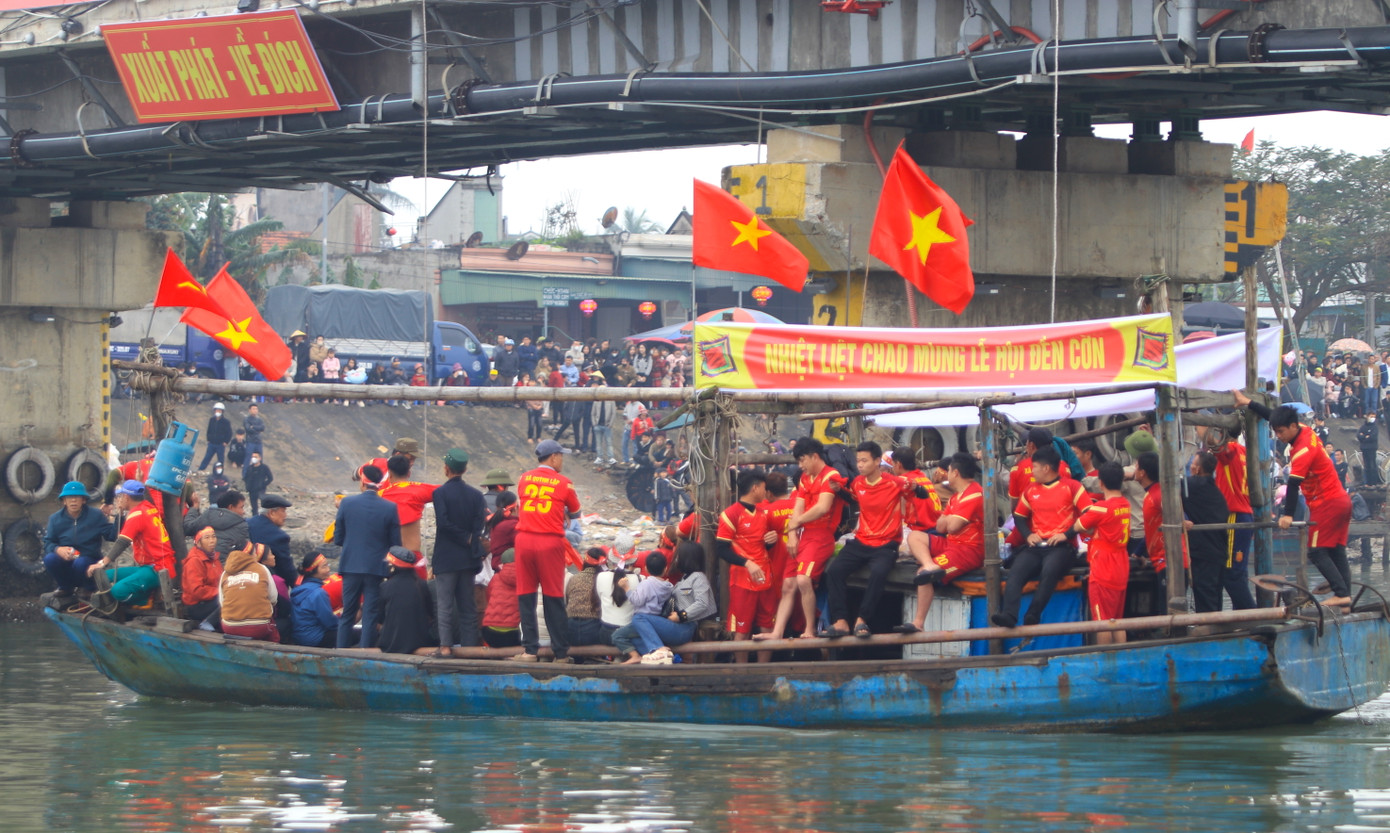 Người dân chèo thuyền ra ăn mừng đội nhà vô địch.