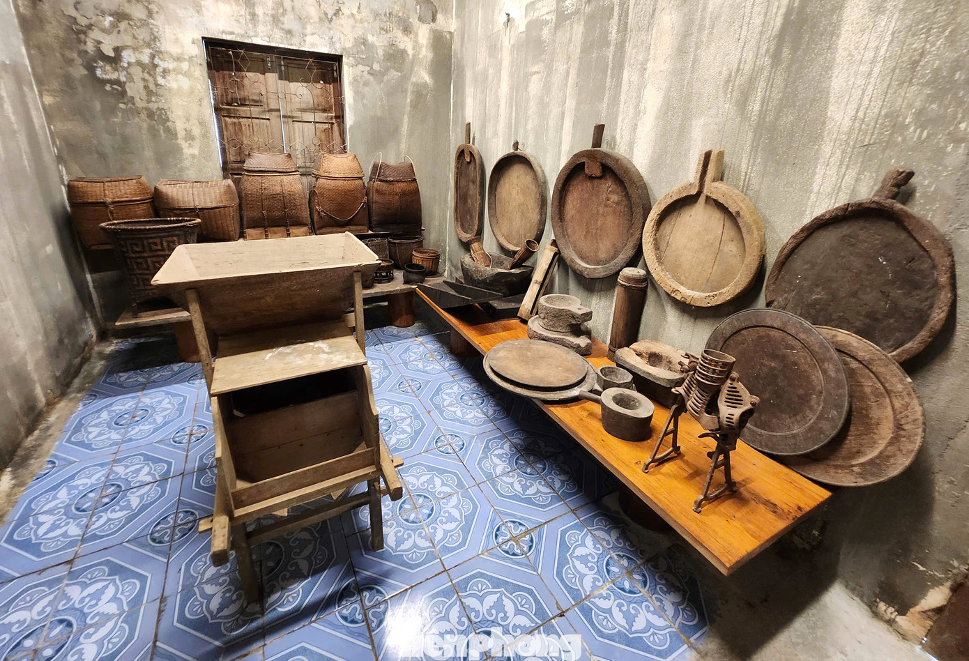 Trong “bảo tàng” của nữ nghệ nhân này có đầy đủ hiện vật từ đơn sơ, các đồ dùng hàng ngày như mâm, cối, giỏ đựng…