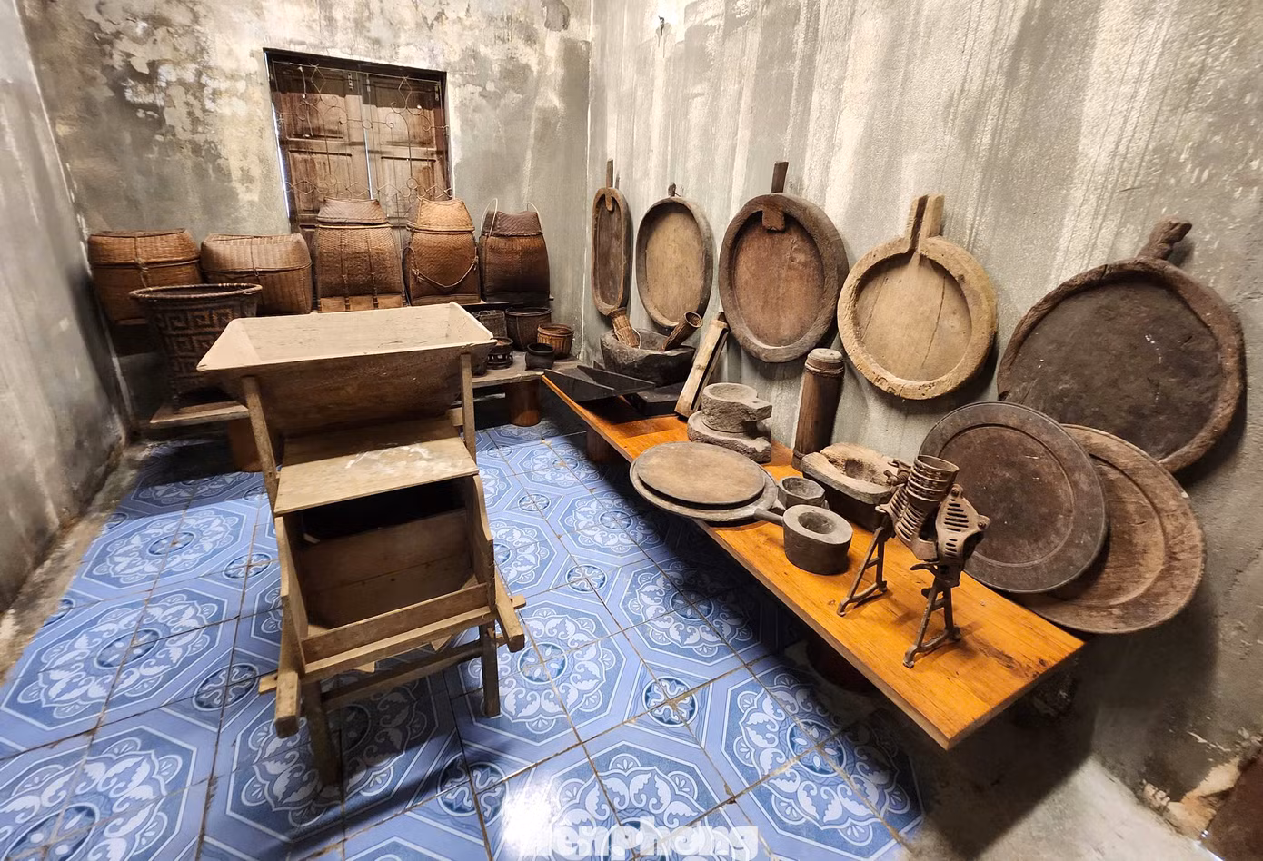 Trong “bảo tàng” của nữ nghệ nhân này có đầy đủ hiện vật từ đơn sơ, các đồ dùng hàng ngày như mâm, cối, giỏ đựng…