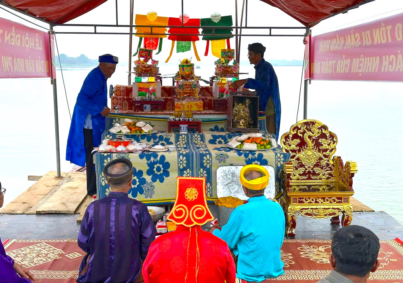 Đoàn thuyền sau đó di chuyển ra ngã ba sông Lam, nơi giao thoa với sông La để tổ chức lễ tế thủy thần. Tại đây, các vị trong ban nghi lễ và người dân cầu nguyện cho mùa màng tươi tốt, tôm cá đầy khoang và con hến sinh sôi nảy nở. Ảnh: Hồ Đình Chiến.