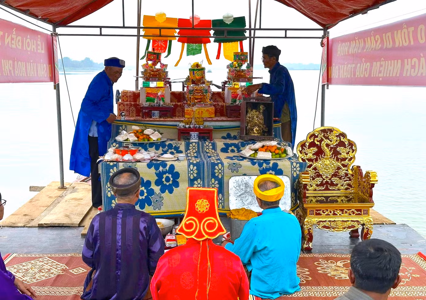 Đoàn thuyền sau đó di chuyển ra ngã ba sông Lam, nơi giao thoa với sông La để tổ chức lễ tế thủy thần. Tại đây, các vị trong ban nghi lễ và người dân cầu nguyện cho mùa màng tươi tốt, tôm cá đầy khoang và con hến sinh sôi nảy nở. Ảnh: Hồ Đình Chiến.