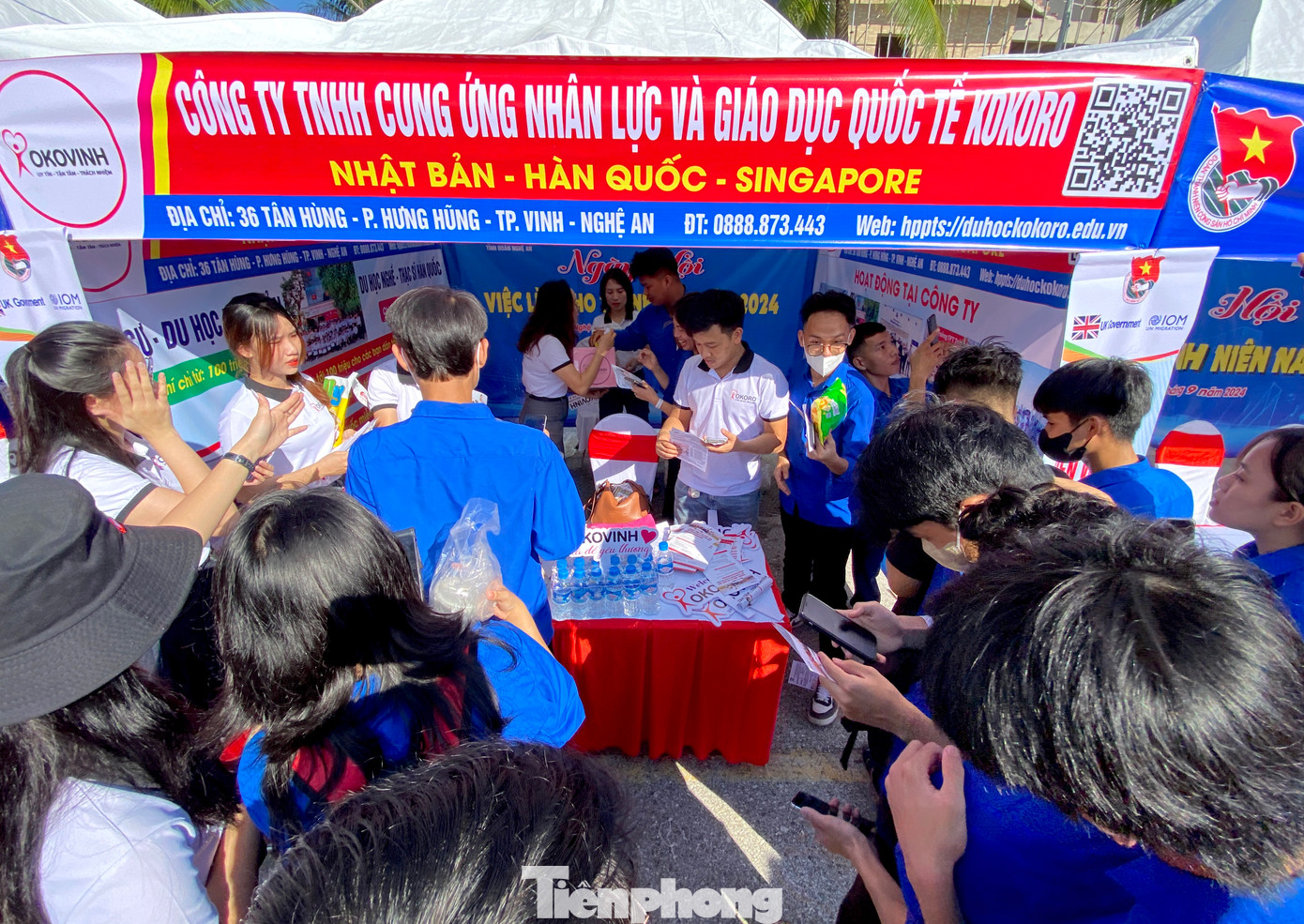 Các gian hàng giới thiệu việc làm thu hút sự quan tâm lớn của các đoàn viên thanh niên. Các gian hàng giới thiệu việc làm thu hút sự quan tâm lớn của các đoàn viên thanh niên.