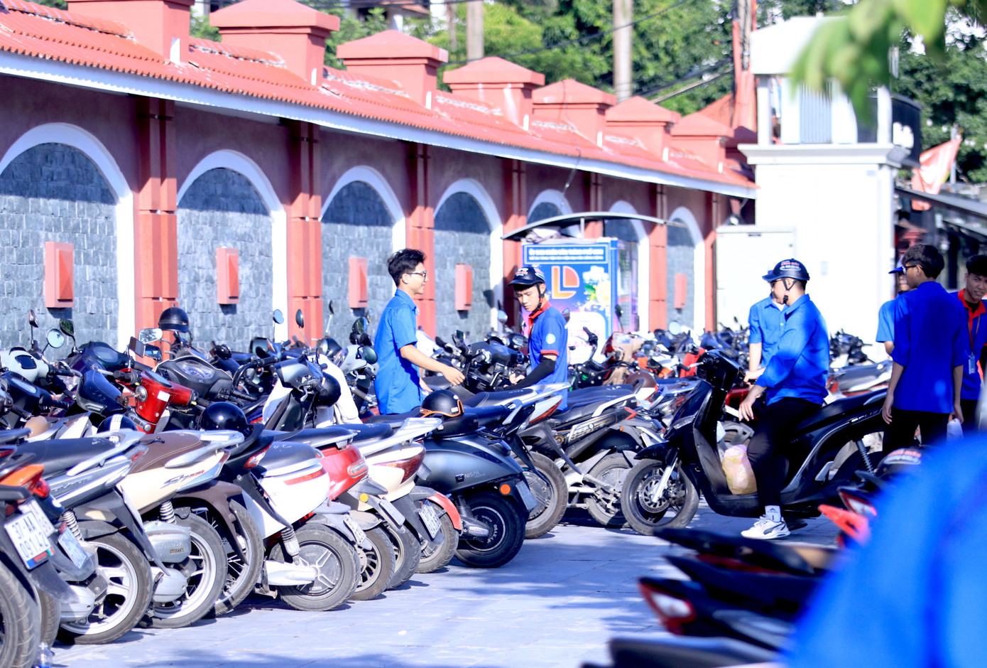 Tại đây, các đoàn viên thanh niên được chia thành nhiều tổ để hỗ trợ các thí sinh như: phát nước, hướng dẫn sơ đồ phòng thi, nhận gửi đồ, gửi xe miễn phí. Tại đây, các đoàn viên thanh niên được chia thành nhiều tổ để hỗ trợ các thí sinh như: phát nước, hướng dẫn sơ đồ phòng thi, nhận gửi đồ, gửi xe miễn phí.