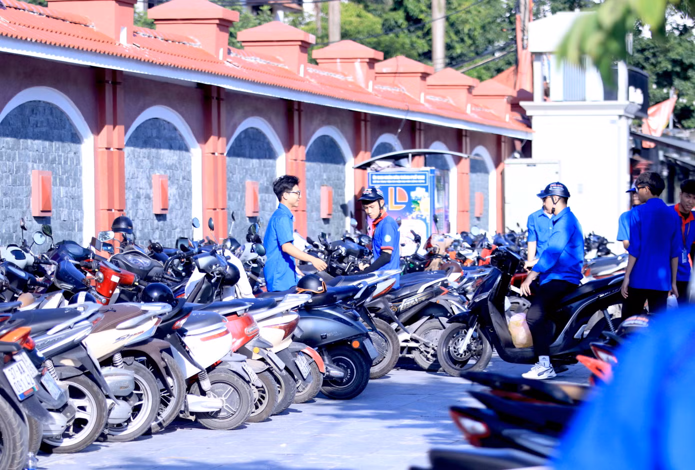 Tại đây, các đoàn viên thanh niên được chia thành nhiều tổ để hỗ trợ các thí sinh như: phát nước, hướng dẫn sơ đồ phòng thi, nhận gửi đồ, gửi xe miễn phí. Tại đây, các đoàn viên thanh niên được chia thành nhiều tổ để hỗ trợ các thí sinh như: phát nước, hướng dẫn sơ đồ phòng thi, nhận gửi đồ, gửi xe miễn phí.