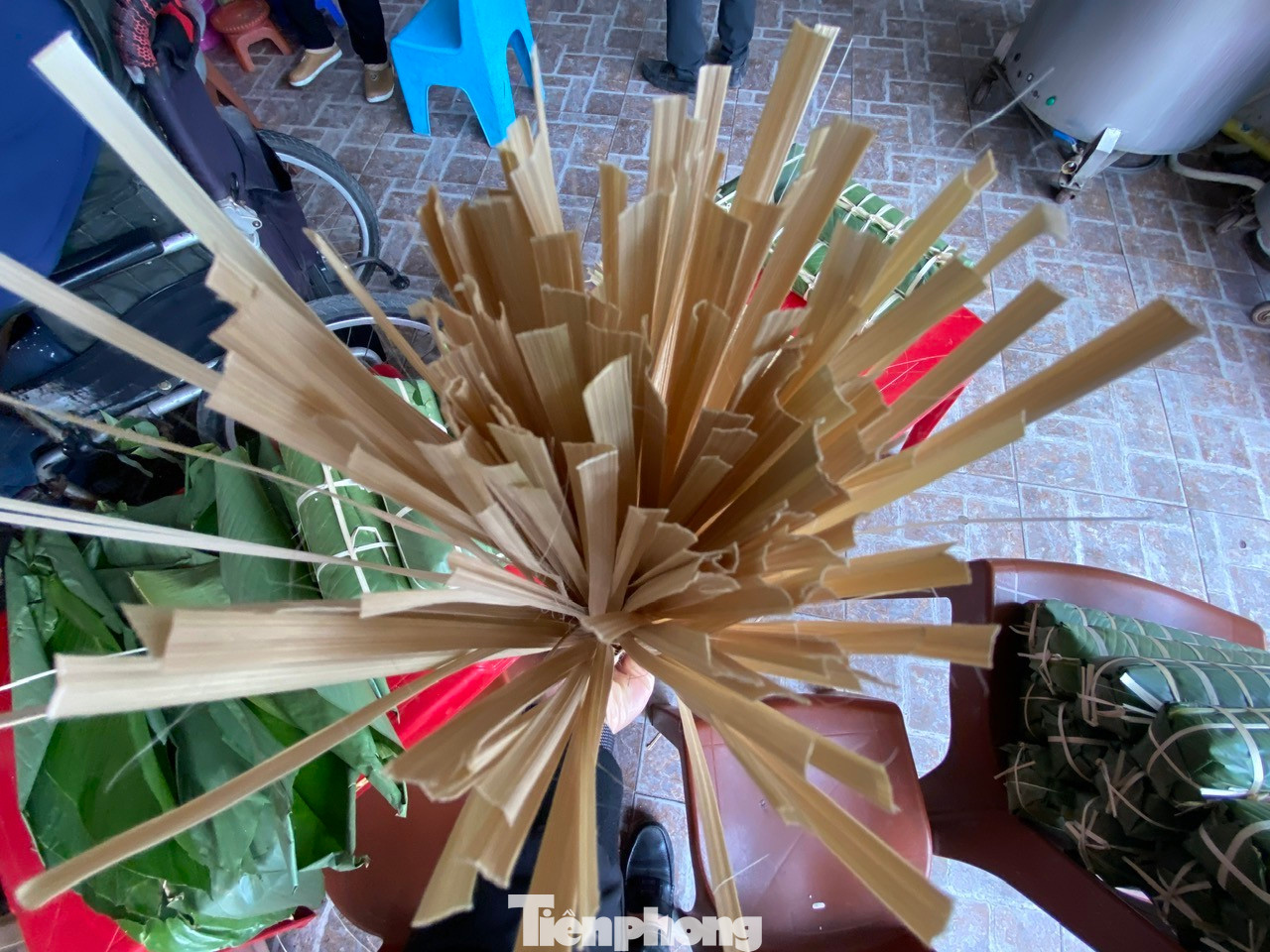 Những chiếc lạt để buộc bánh cũng được một số cơ sở nhập từ Lào về để gói bánh thêm đẹp và chắc chắn. “Đầu năm tôi nhập 2 tạ dây buộc với giá 15 triệu đồng về để gói cho cả năm. Lạt ở Lào dai, đẹp và dễ gói”, ông Trần Quốc Khánh (53 tuổi) nói.