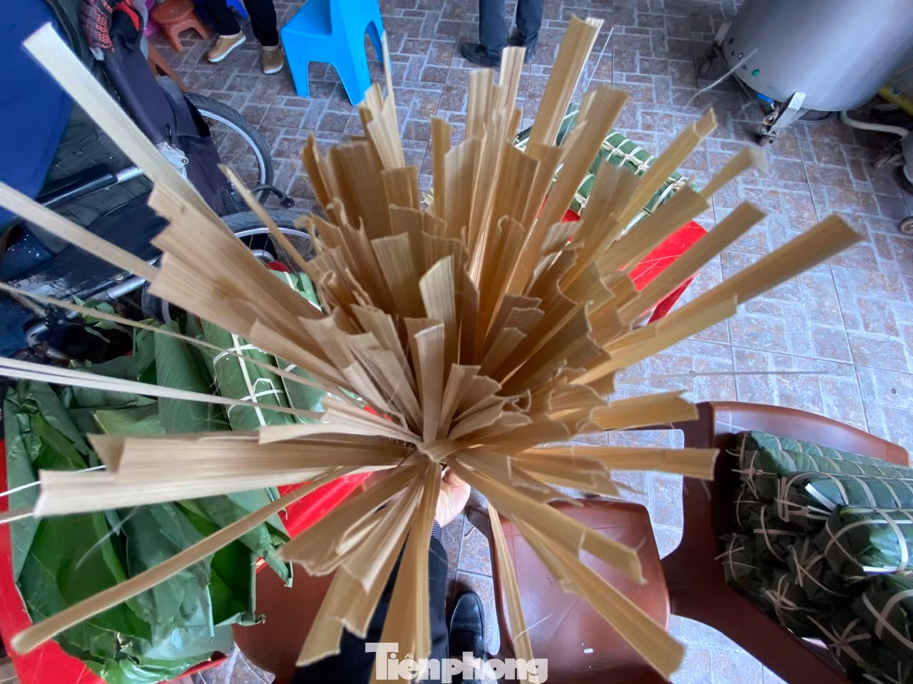 Những chiếc lạt để buộc bánh cũng được một số cơ sở nhập từ Lào về để gói bánh thêm đẹp và chắc chắn. “Đầu năm tôi nhập 2 tạ dây buộc với giá 15 triệu đồng về để gói cho cả năm. Lạt ở Lào dai, đẹp và dễ gói”, ông Trần Quốc Khánh (53 tuổi) nói.