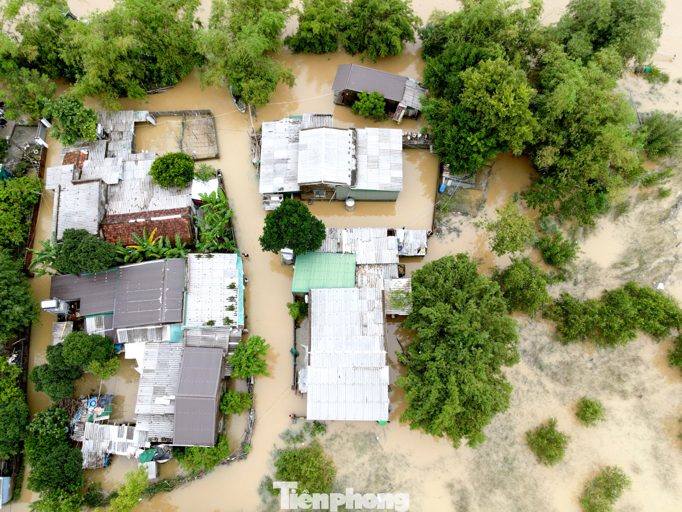Từ ngày 22/9, mưa lớn kéo dài cộng với việc nước lũ từ thượng nguồn đổ về đã khiến mực nước sông Lam dâng lên cao. Cũng từ đó, cả cụm dân cư Hòa Lam ngập trong nước.