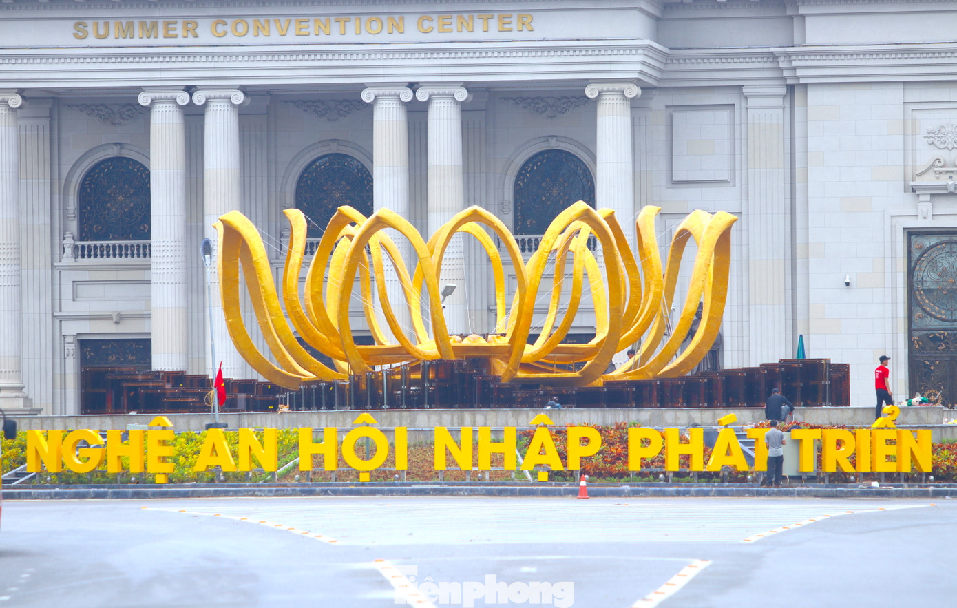 Nổi bật trong đó là công trình bông sen vàng tạo điểm nhấn ngay tại vòng xuyến trung tâm thành phố Vinh giao giữa đường Lê Duẩn, Trường Thi, Trần Phú.