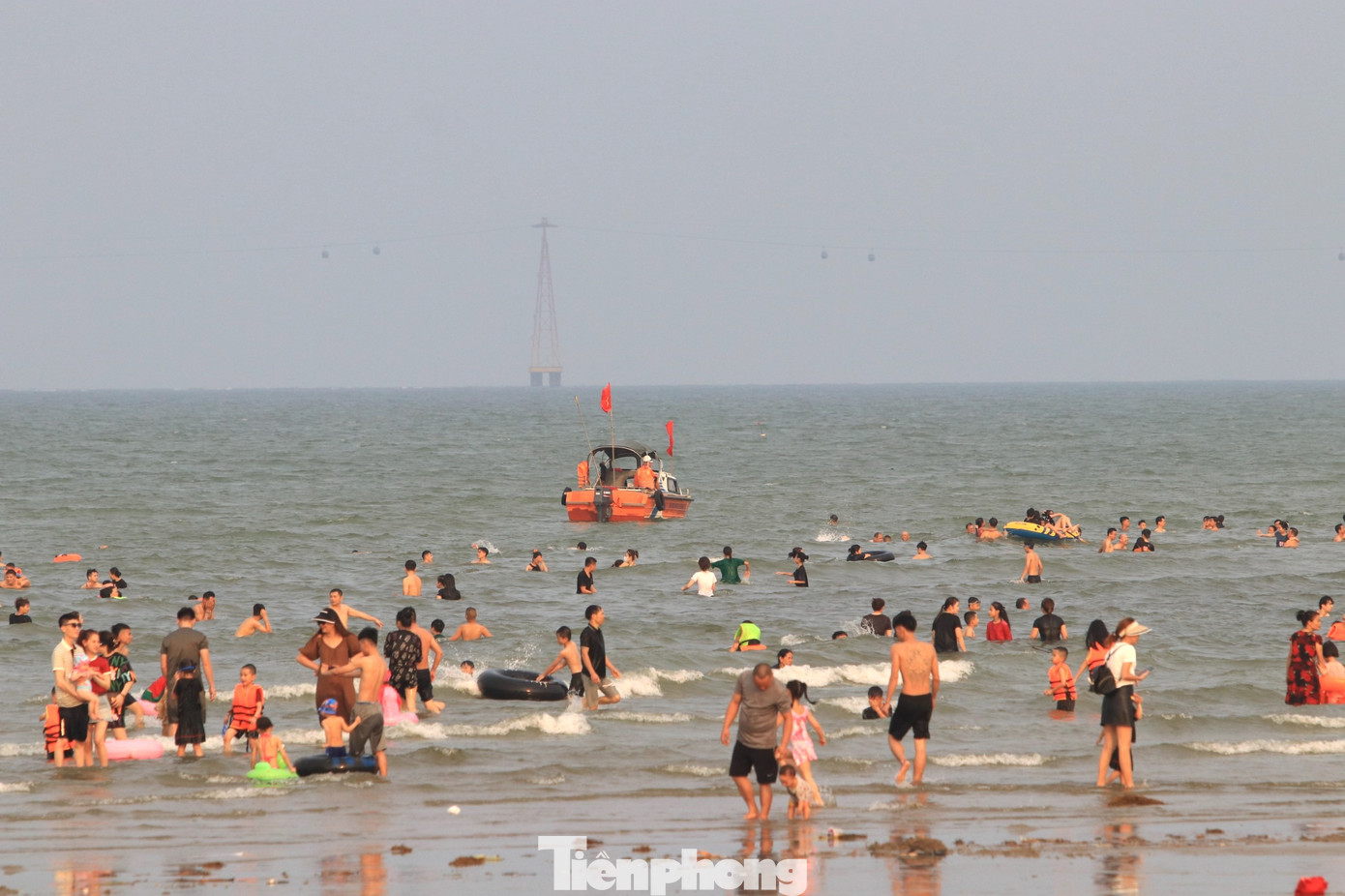 Để đảm bảo an toàn cho du khách tới biển Cửa Lò tắm mát, phía ngoài luôn có nhiều tàu cùng đội ngũ cứu hộ túc trực sẵn sàng phản ứng nhanh hỗ trợ du khách khi gặp sự cố. Để đảm bảo an toàn cho du khách tới biển Cửa Lò tắm mát, phía ngoài luôn có nhiều tàu cùng đội ngũ cứu hộ túc trực sẵn sàng phản ứng nhanh hỗ trợ du khách khi gặp sự cố.