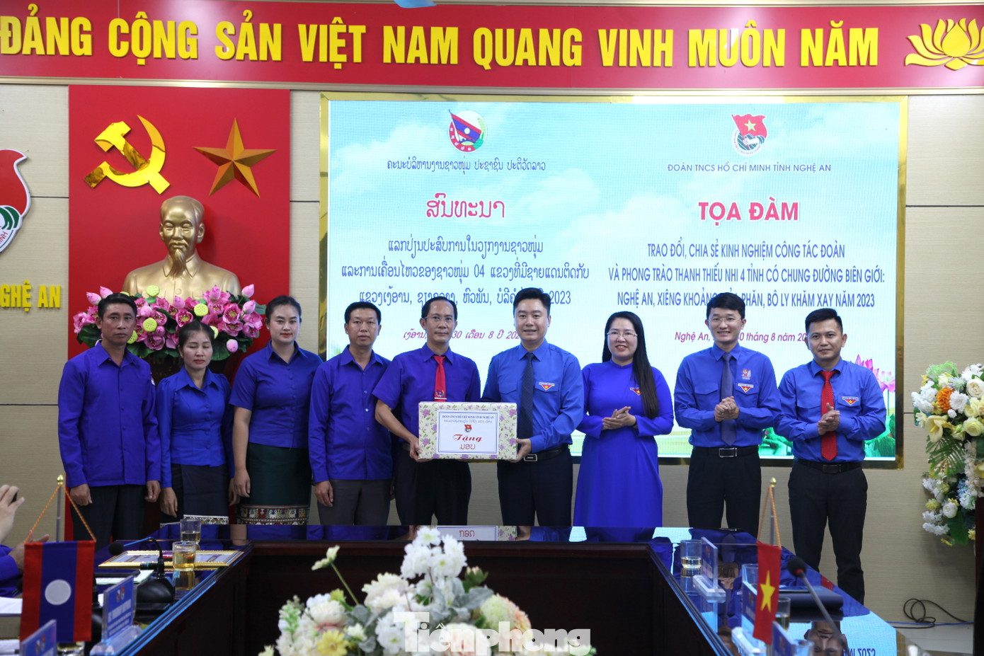 Ban thường vụ Tỉnh Đoàn Nghệ An tặng quà cho Đoàn thanh niên 3 tỉnh nước bạn Lào.