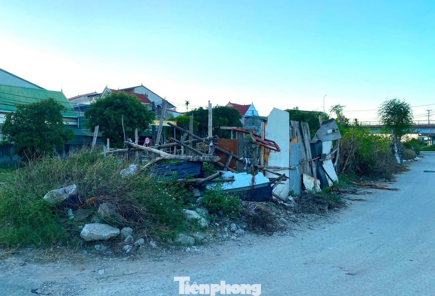 Đường chưa làm xong, ít phương tiện đi lại nên người dân quây rào làm vườn trồng rau.