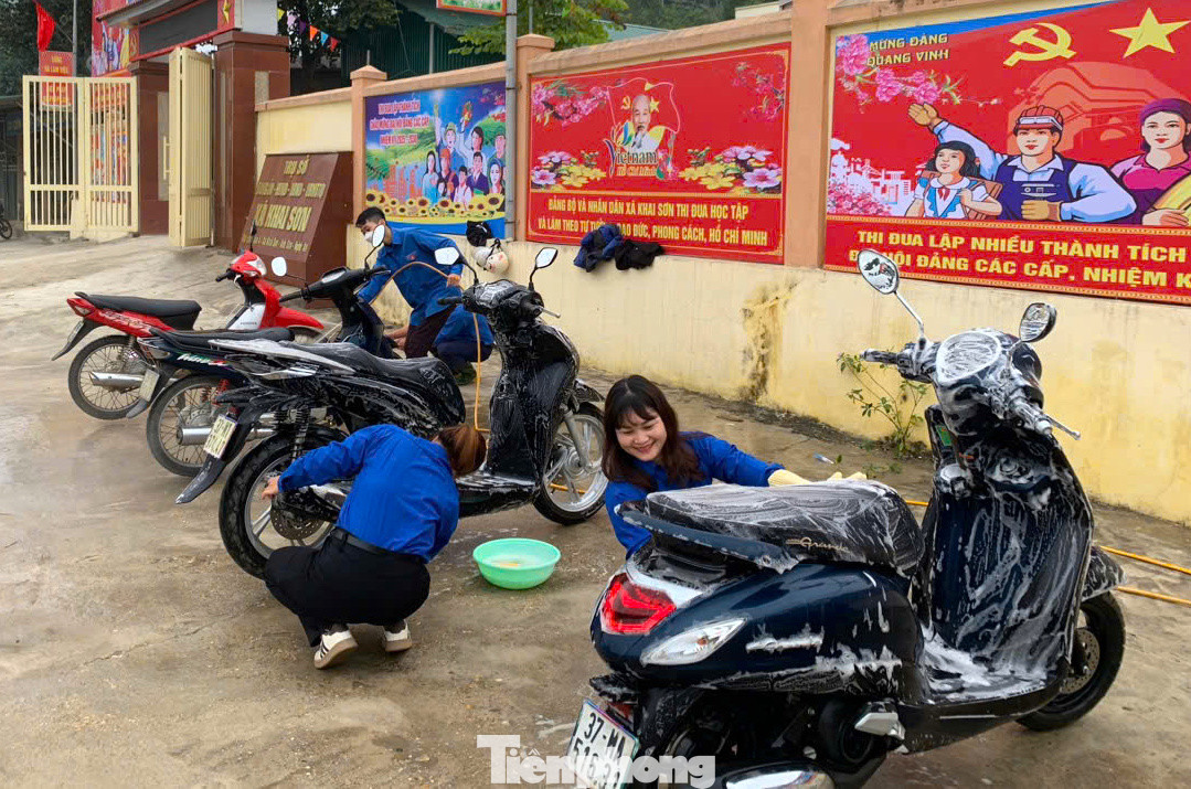 Các đoàn viên thanh niên cẩn thận rửa xe cho khách.