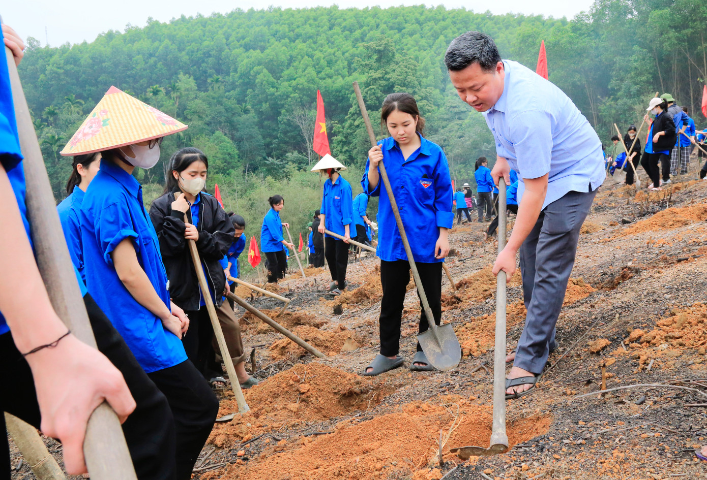 Thầy giáo Lê Văn Quyền - Hiệu trưởng trường THPT Thanh Chương 3 hướng dẫn các em học sinh đào hố sao cho đúng để cây trồng lên phát triển tốt. Nếu đào hố quá cạn, cây trồng sẽ không thể phát triển. Thầy giáo Lê Văn Quyền - Hiệu trưởng trường THPT Thanh Chương 3 hướng dẫn các em học sinh đào hố sao cho đúng để cây trồng lên phát triển tốt. Nếu đào hố quá cạn, cây trồng sẽ không thể phát triển.