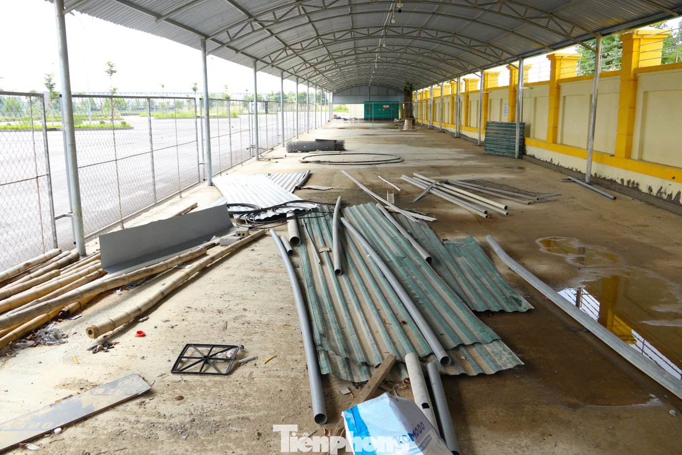 Tuy nhiên bên trong còn ngổn ngang vật liệu.