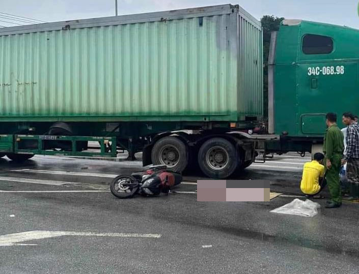 Công an có mặt tại hiện trường điều tra vụ tai nạn. Công an có mặt tại hiện trường điều tra vụ tai nạn.