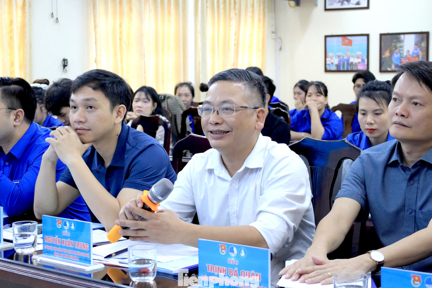 Ban giám khảo trao đổi, đặt câu hỏi với các đội thi.