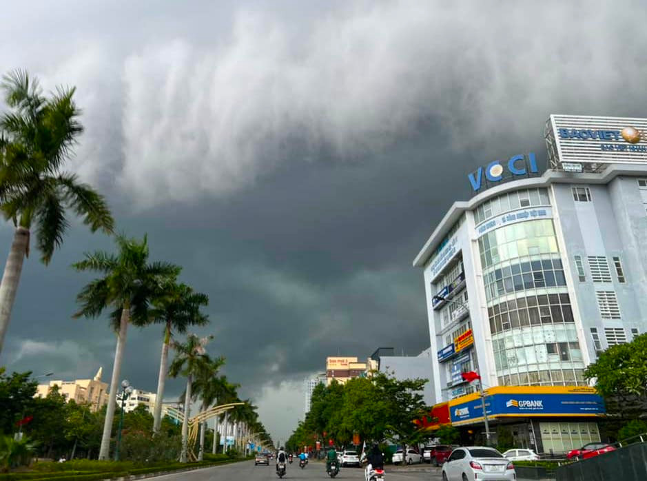 Lý giải hiện tượng xuất hiện đám mây đen khổng lồ trên, ông Tăng Văn An - Trưởng phòng Dự báo Đài Khí tượng Thủy văn Bắc Trung Bộ - cho biết đây là một hiện tượng tự nhiên bình thường của một cơn mưa dông và là hoàn lưu xa của cơn bão số 3. Tuy nhiên đám mây xuất hiện thấp nên người dân cảm thấy lo sợ. Lý giải hiện tượng xuất hiện đám mây đen khổng lồ trên, ông Tăng Văn An - Trưởng phòng Dự báo Đài Khí tượng Thủy văn Bắc Trung Bộ - cho biết đây là một hiện tượng tự nhiên bình thường của một cơn mưa dông và là hoàn lưu xa của cơn bão số 3. Tuy nhiên đám mây xuất hiện thấp nên người dân cảm thấy lo sợ.