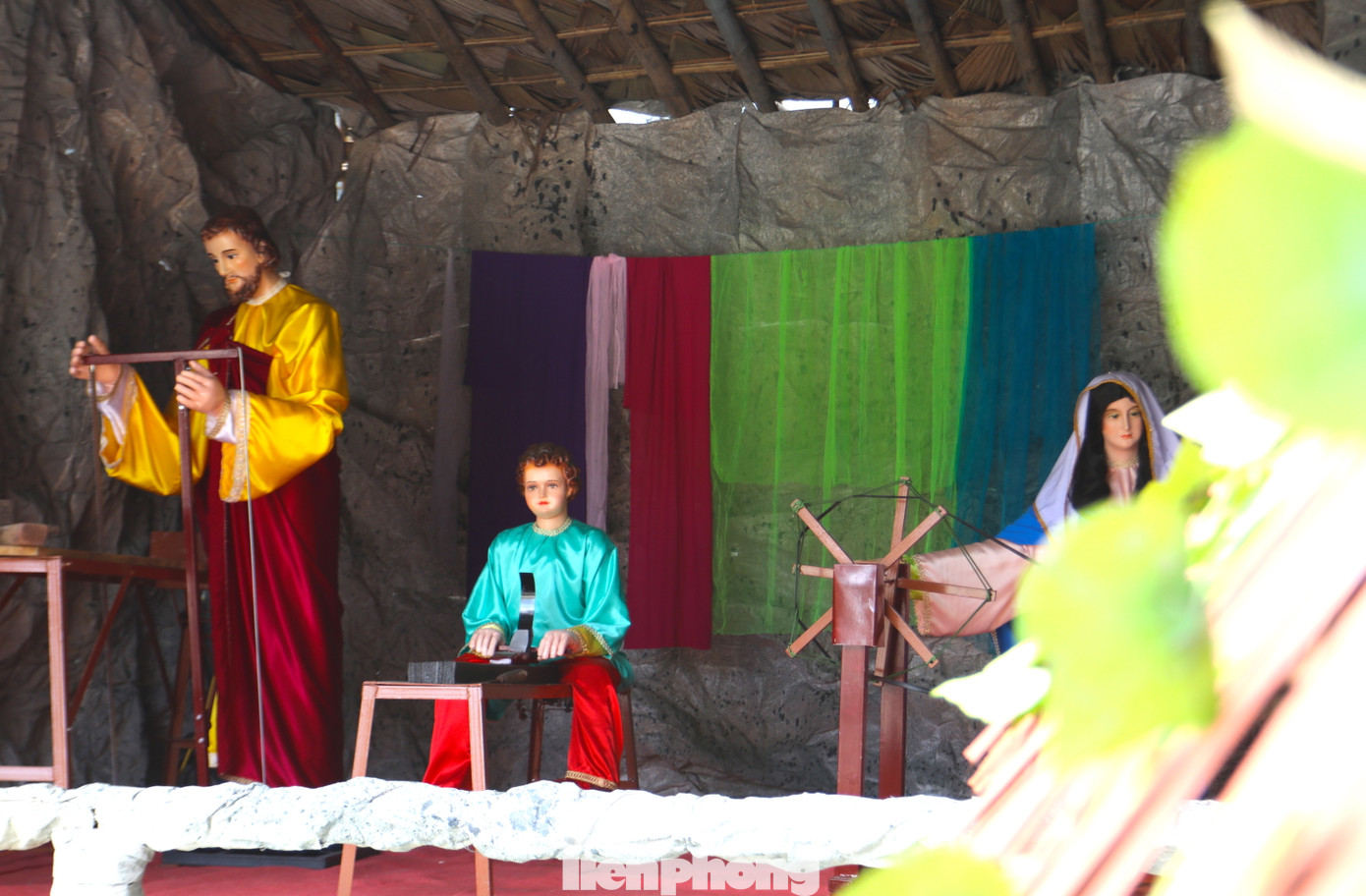 Hang đá ở Giáo xứ Kẻ Gai được đánh giá là một trong những hang đá có thiết kế độc đáo, hoành tráng và đẹp nhất ở Nghệ An với nhiều tiểu cảnh đẹp, phong phú. Hang đá ở Giáo xứ Kẻ Gai được đánh giá là một trong những hang đá có thiết kế độc đáo, hoành tráng và đẹp nhất ở Nghệ An với nhiều tiểu cảnh đẹp, phong phú.