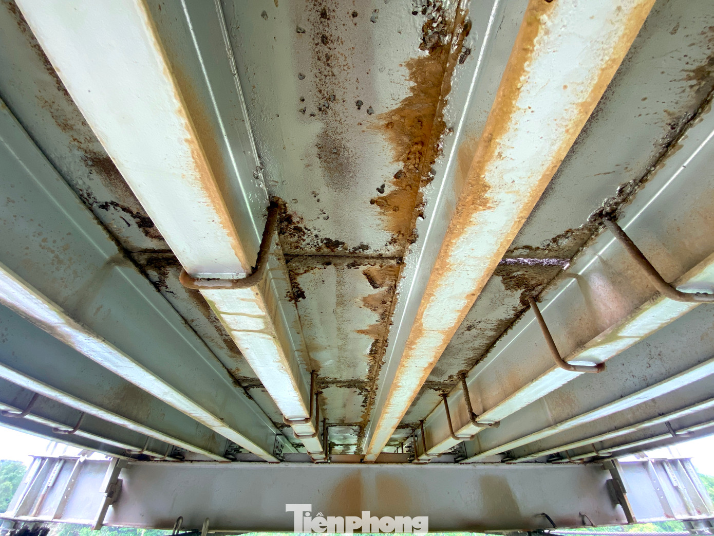 Những thanh sắt dưới mặt cầu có dấu hiệu gỉ sét, xuống cấp.