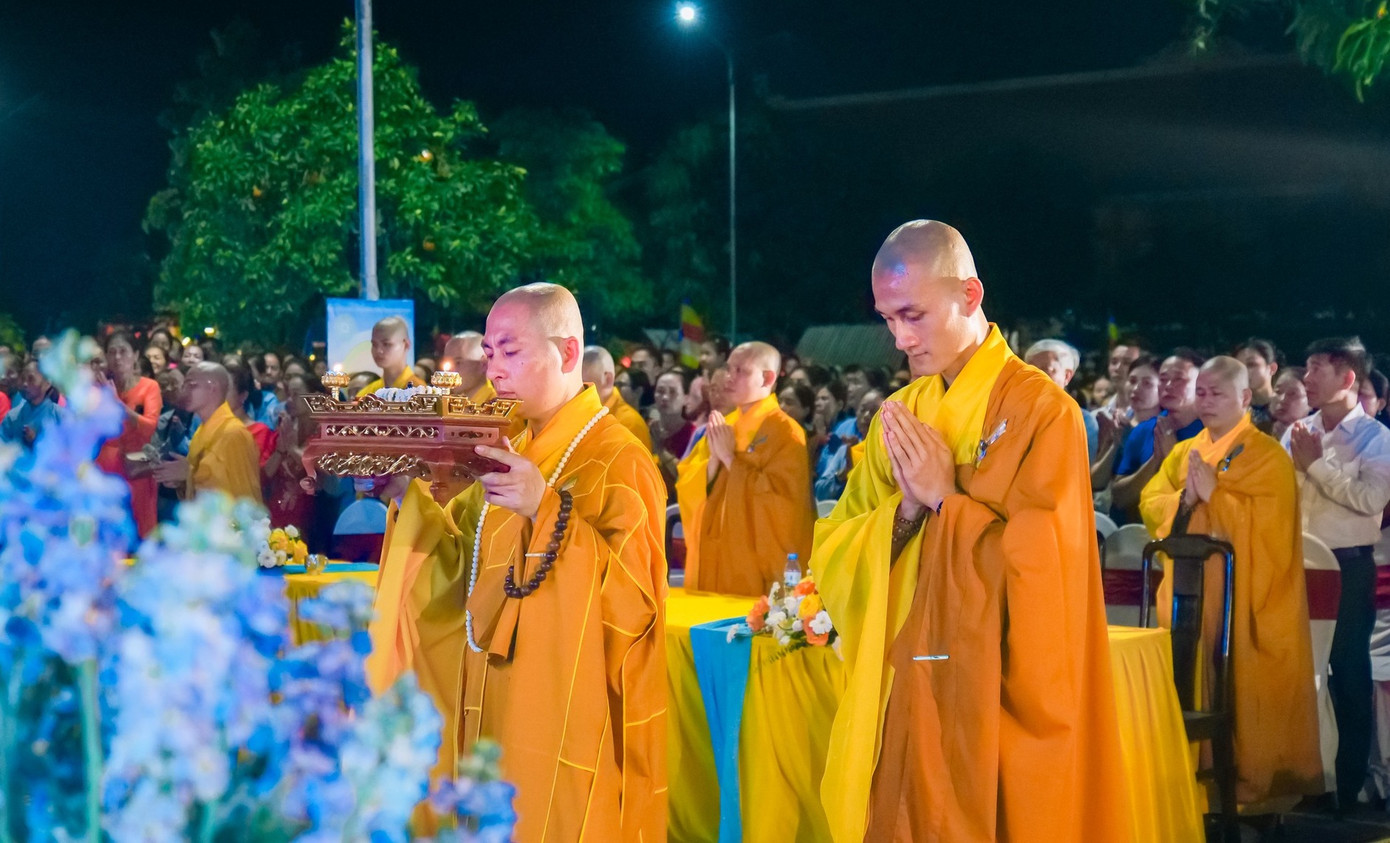 Các nghi thức được thực hiện trong không khí trang nghiêm.