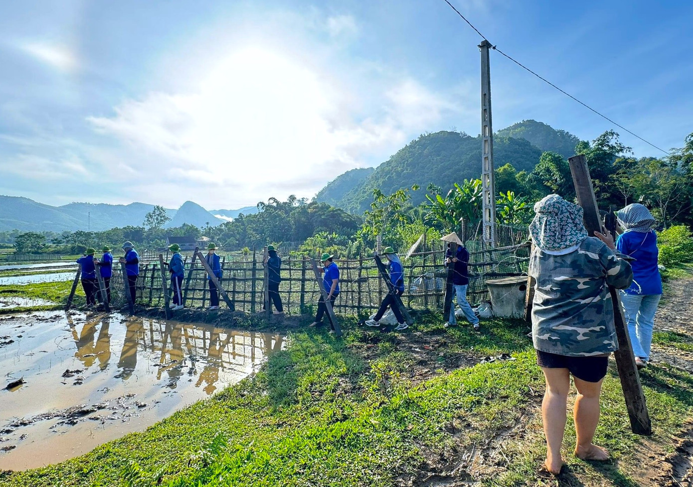 Bất kể thời tiết nắng nóng, đội sinh viên tình nguyện, đoàn viên thanh niên vẫn miệt mài cùng người dân sớm hoàn thành con đường cho dân bản đi lại.
