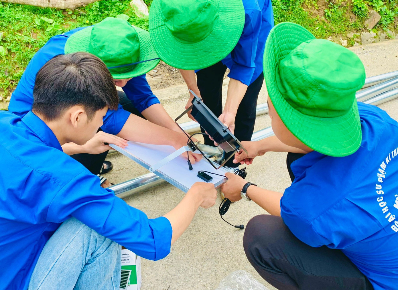 Chỉ trong một thời gian ngắn, công trình đường điện năng lượng mặt trời đã được hoàn thiện, giúp dân bản có con đường sáng điện để đi lại vào ban đêm.