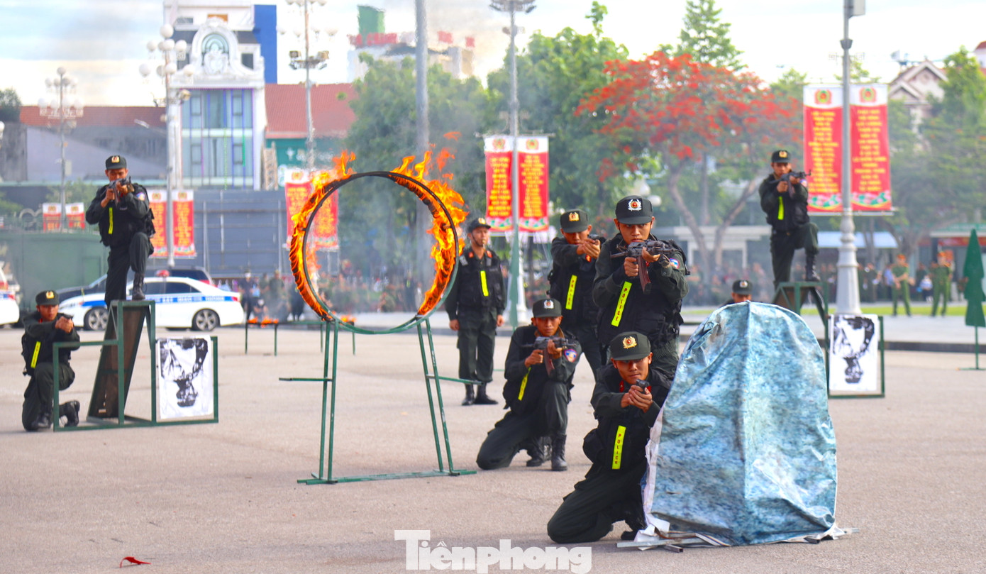 Biểu diễn các tình huống bắn súng, trấn áp mục tiêu. Biểu diễn các tình huống bắn súng, trấn áp mục tiêu.