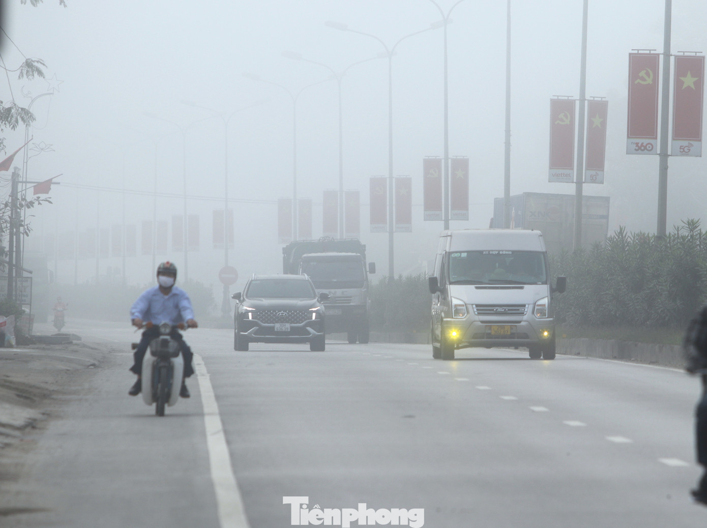 Những tuyến đường bắt đầu bớt sương, rõ hơn nhưng nhiều phương tiện ô tô, xe máy vẫn phải bật đèn đi để đảm bảo an toàn. Những tuyến đường bắt đầu bớt sương, rõ hơn nhưng nhiều phương tiện ô tô, xe máy vẫn phải bật đèn đi để đảm bảo an toàn.