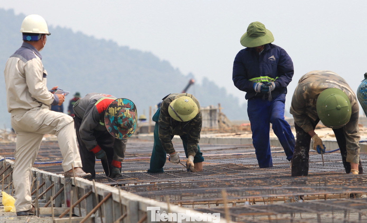 Những ngày qua, thời tiết tại Nghệ An có nắng to khiến các công nhân luôn phải làm việc vất vả, nắng nóng.
