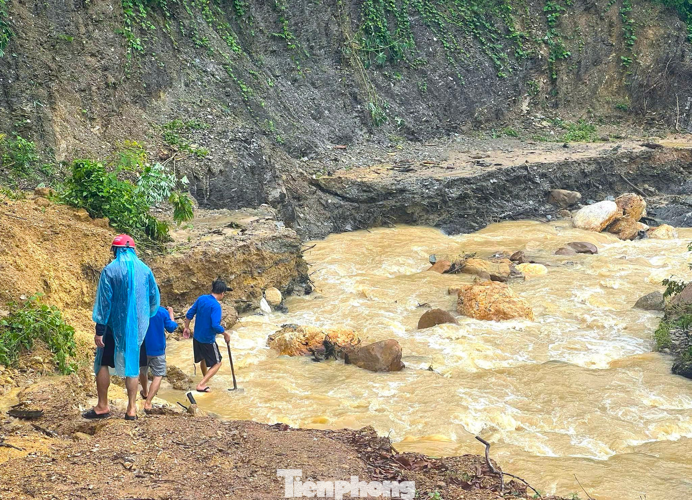 Có điểm, tuyến đường bị nước lũ cuốn trôi hàng chục mét đường khiến bà con đi lại khó khăn.