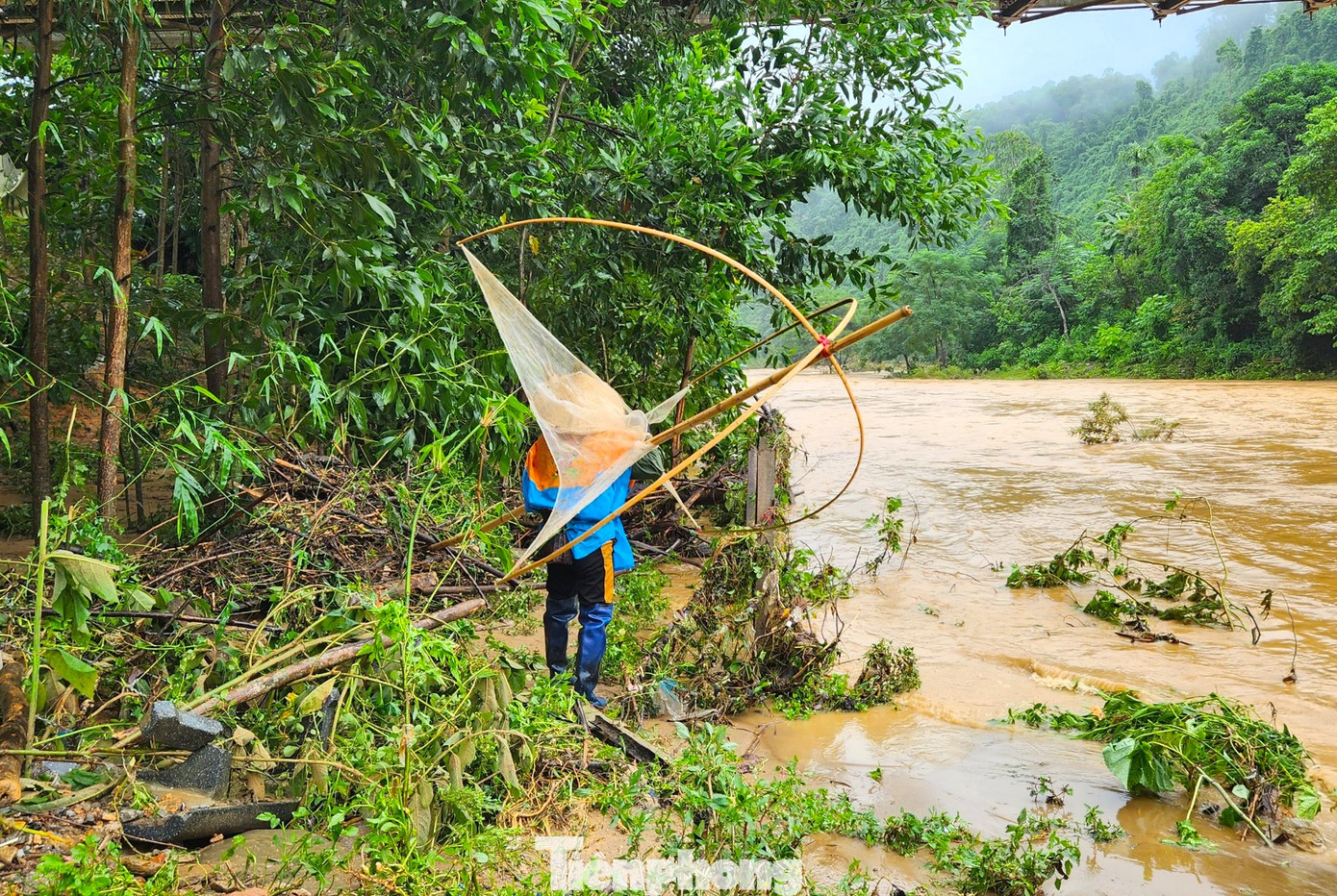 Chủ tịch xã Châu Khê cho biết, công việc xúc cá cũng là một bản sắc riêng của người dân bản nơi đây. Chủ tịch xã Châu Khê cho biết, công việc xúc cá cũng là một bản sắc riêng của người dân bản nơi đây.