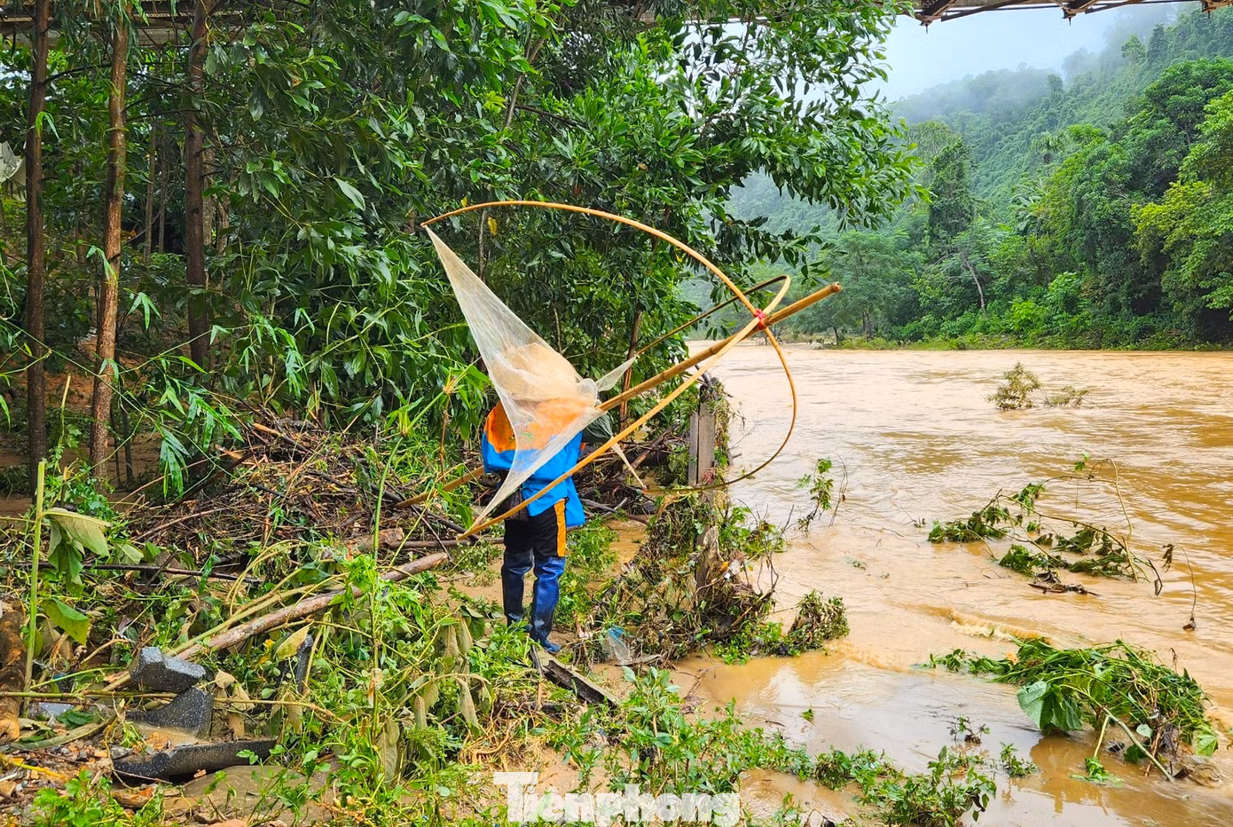 Chủ tịch xã Châu Khê cho biết, công việc xúc cá cũng là một bản sắc riêng của người dân bản nơi đây.