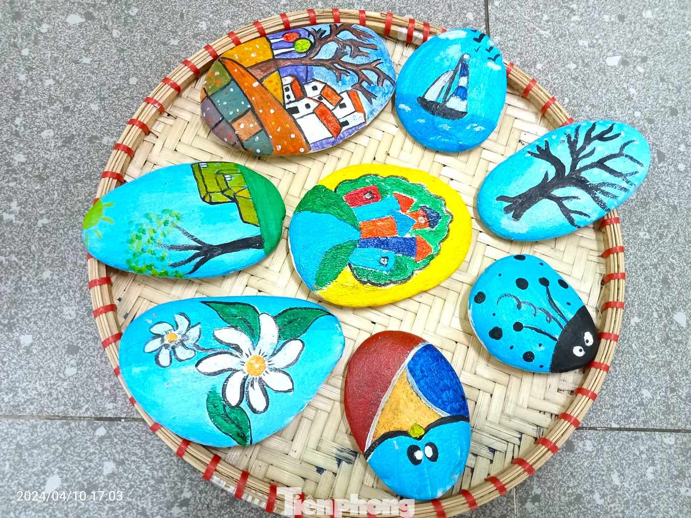 Những bức tranh được các cô giáo sáng tạo từ đá rất đẹp mắt và sống động.