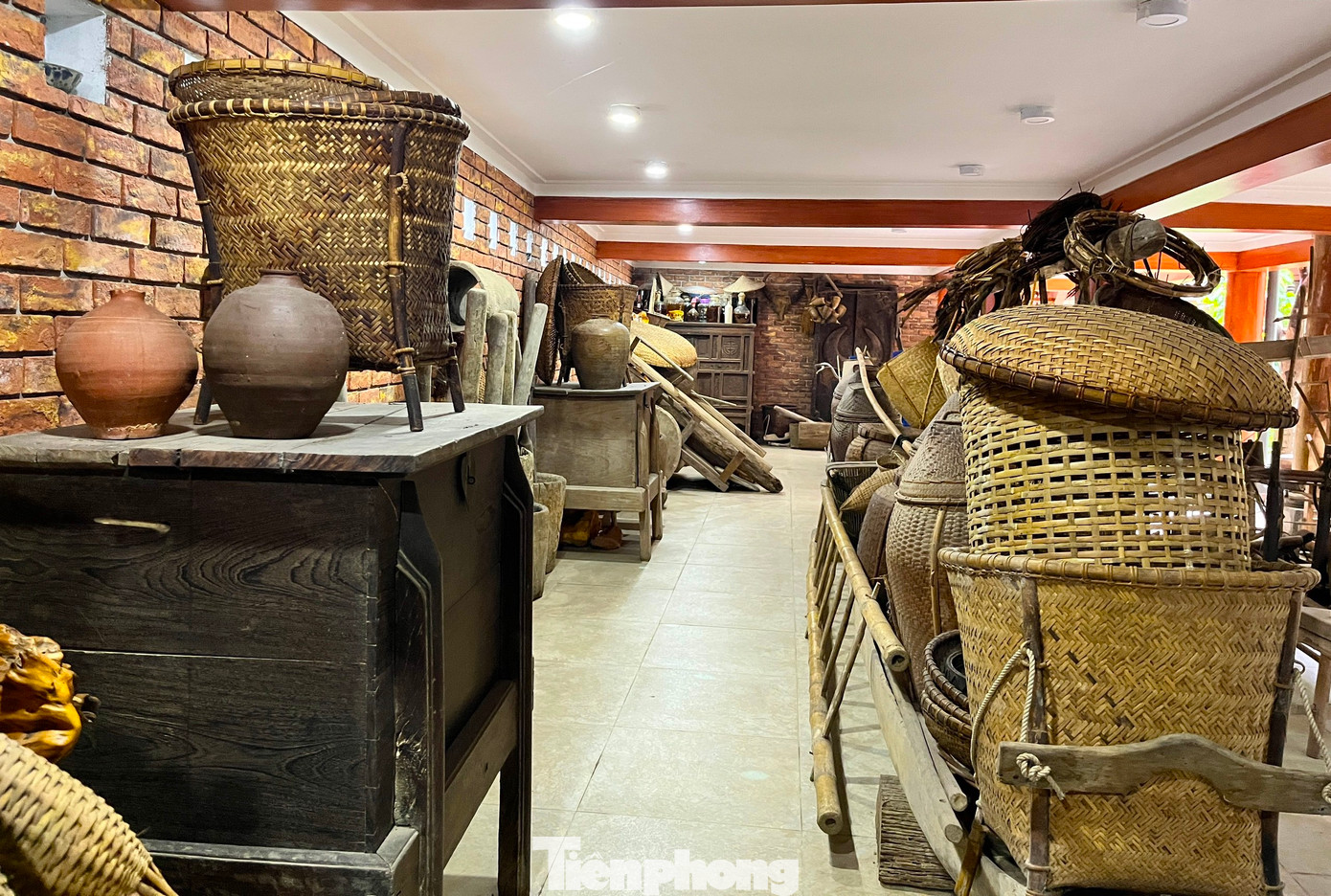 Bảo tàng “độc nhất vô nhị” này là của ông Vi Văn Phúc (77 tuổi, trú thị trấn Con Cuông, huyện Con Cuông, Nghệ An). Bảo tàng được ông Phúc lập nên nhiều năm qua ngay tại ngôi nhà sàn của mình.