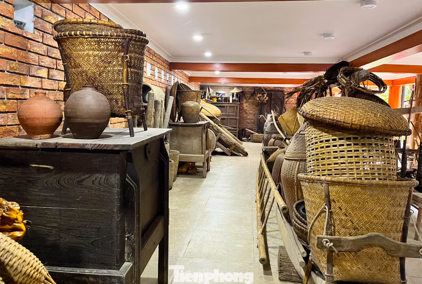 Bảo tàng “độc nhất vô nhị” này là của ông Vi Văn Phúc (77 tuổi, trú thị trấn Con Cuông, huyện Con Cuông, Nghệ An). Bảo tàng được ông Phúc lập nên nhiều năm qua ngay tại ngôi nhà sàn của mình.