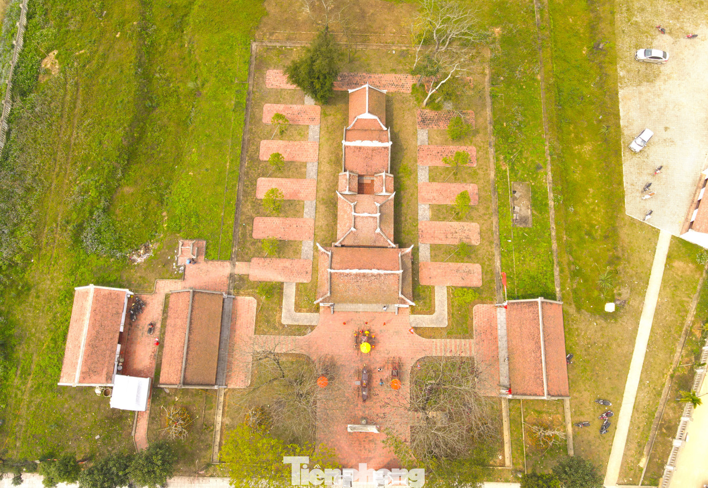 Hiện đền có các công trình chính: Nghi môn, Bái đường, Hạ điện, Trung điện, Thượng điện, Tả vu, Hữu vu. Trong các công trình còn lưu giữ nhiều kiến trúc cổ xưa với các mảng chạm trang trí về hình tượng tứ linh, tứ quý điêu luyện, tinh tế.