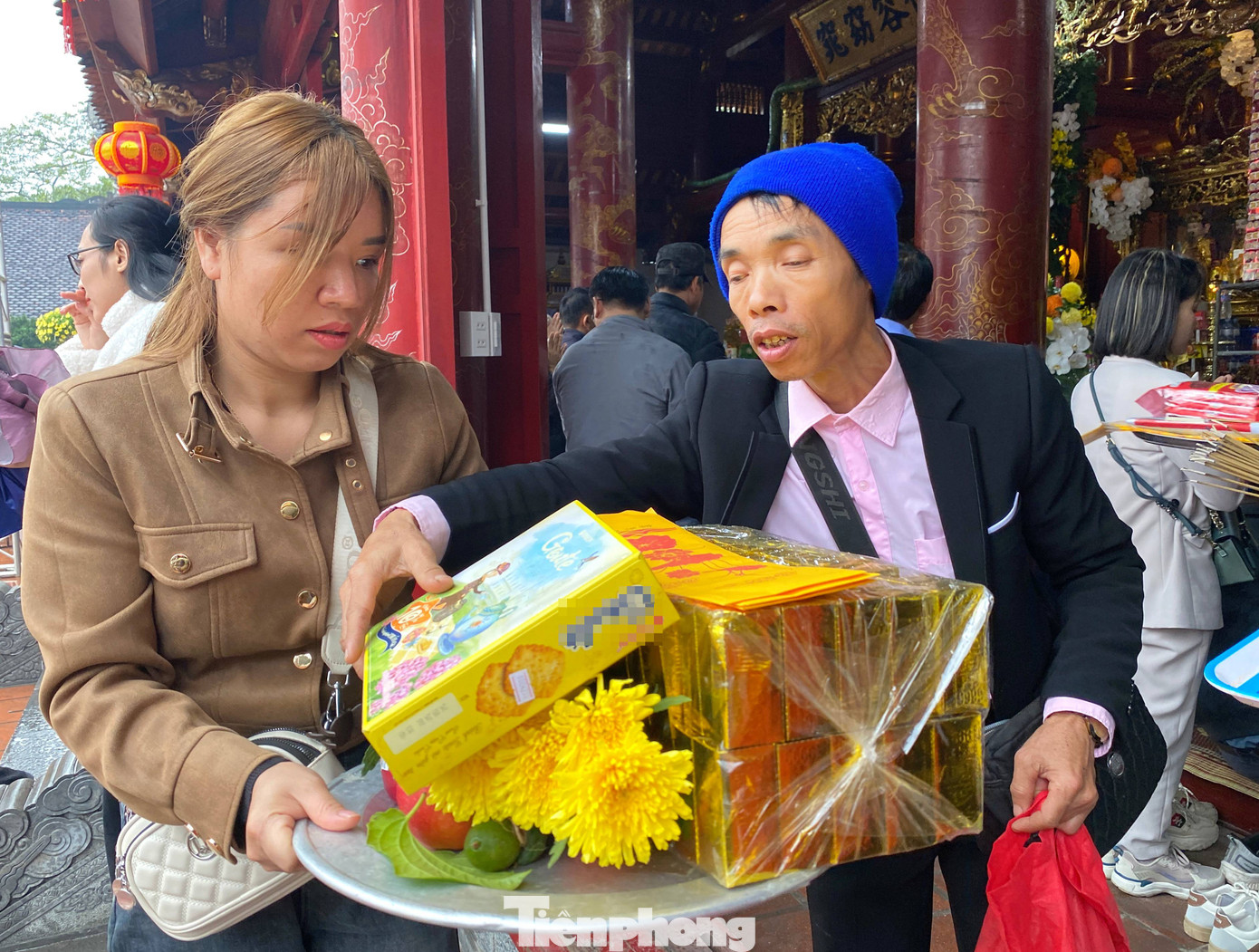 Những thỏi vàng lớn được sắp đầy mâm lễ cúng ngày vía Thần Tài. Những thỏi vàng lớn được sắp đầy mâm lễ cúng ngày vía Thần Tài.