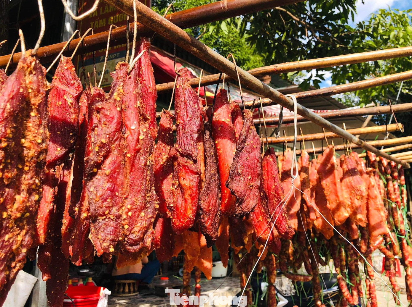 Thịt trâu, bò giàng (trâu, bò gác bếp) ra đời từ cách bảo quản, dự trữ thịt bò, trâu, lợn của đồng bào dân tộc vùng cao ở Nghệ An từ hàng trăm năm nay. Theo đó, ngày xưa không có tủ lạnh nên thịt trâu, bò, lợn được người dân “giàng”, hong khô trên khói bếp để bảo quản và sử dụng trong thời gian dài. Thịt trâu, bò giàng (trâu, bò gác bếp) ra đời từ cách bảo quản, dự trữ thịt bò, trâu, lợn của đồng bào dân tộc vùng cao ở Nghệ An từ hàng trăm năm nay. Theo đó, ngày xưa không có tủ lạnh nên thịt trâu, bò, lợn được người dân “giàng”, hong khô trên khói bếp để bảo quản và sử dụng trong thời gian dài.