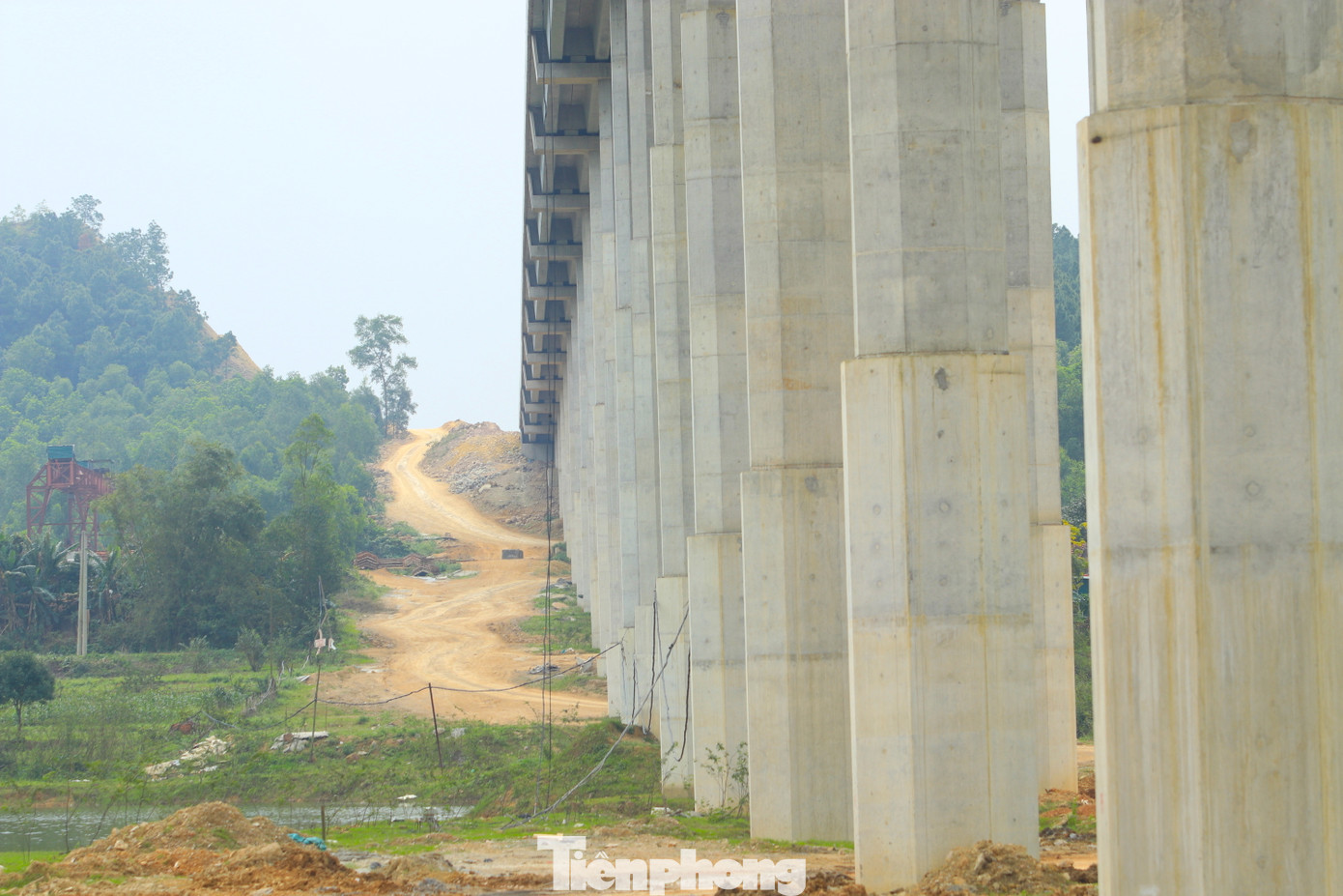 Tại các cây cầu có những trụ cao từ 40-50m nên khiến việc thi công gặp khó khăn. Tuy nhiên quá trình thi công, các đơn vị đã nghiên cứu, sáng tạo để thực hiện hiệu quả, an toàn công trình. Tại các cây cầu có những trụ cao từ 40-50m nên khiến việc thi công gặp khó khăn. Tuy nhiên quá trình thi công, các đơn vị đã nghiên cứu, sáng tạo để thực hiện hiệu quả, an toàn công trình.