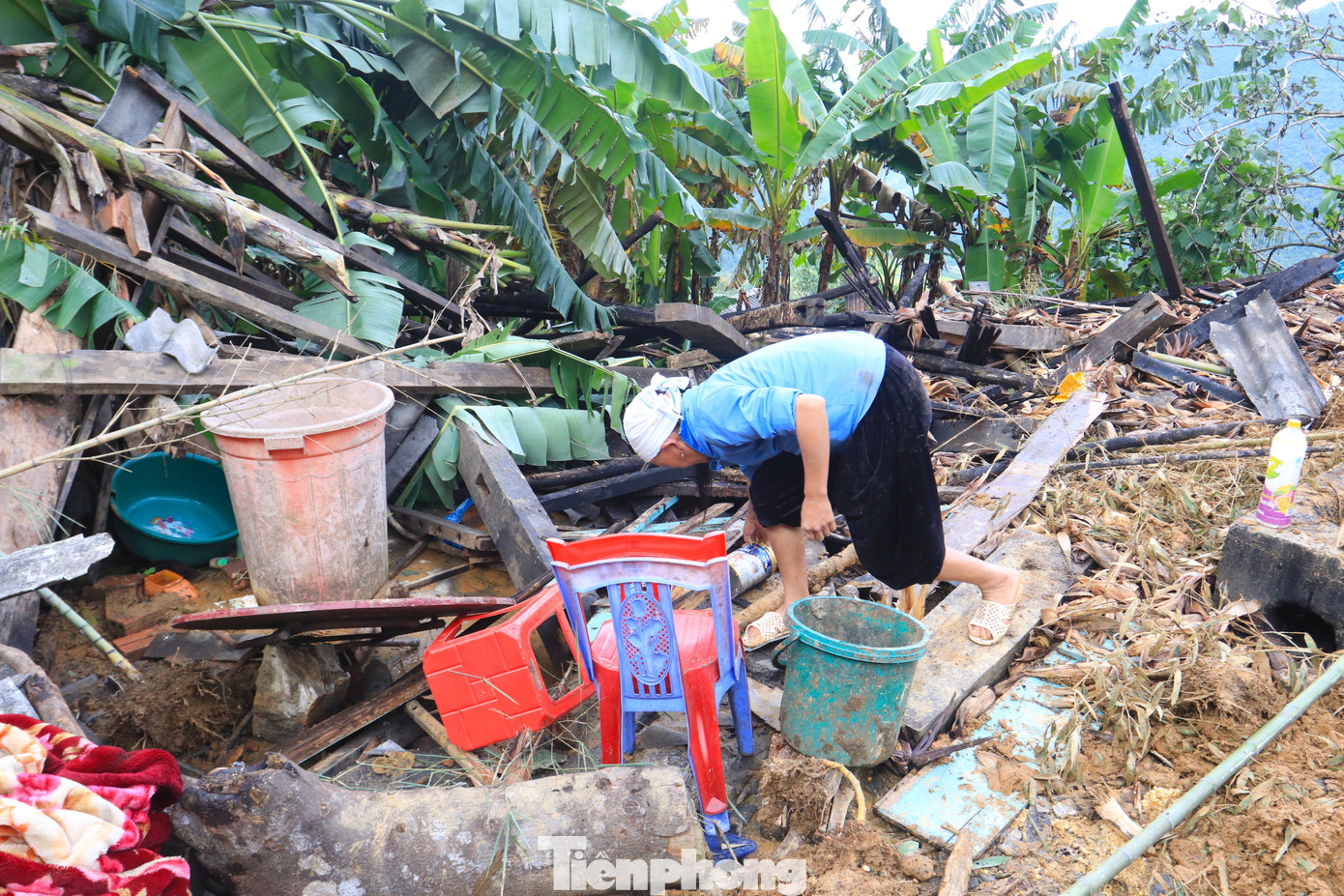 Bà Chẹ cố gắng bới đất tìm kiếm những tài sản còn sót lại.