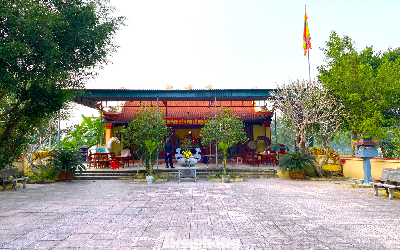 Theo tích xưa kể lại, ở làng Xuân Hòa trước đây có cặp vợ chồng tên là Hoàng Phúc Hữu và bà Vũ Thị Quyên hiền lành, phúc hậu, lấy nhau đã lâu nhưng vẫn chưa có con. Một ngày hè nóng nực, bà Quyên ra khe nước tắm mát. Khi trở về, bà Quyên thấy trong người khác lạ rồi mang thai khiến cả 2 vợ chồng đều vui mừng khôn xiết.