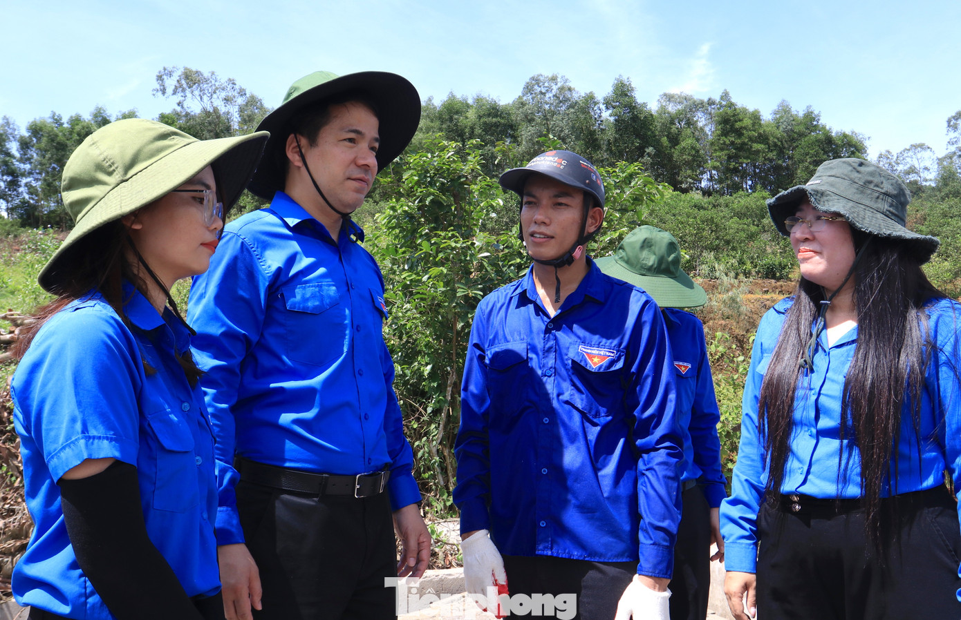 Bí thư T.Ư Đoàn Ngô Văn Cương đến thăm hỏi, động viên các đoàn viên thanh niên và mong muốn đội hình tình nguyện tiếp tục phát huy tinh thần “vượt nắng thắng mưa” hỗ trợ lực lượng thi công.