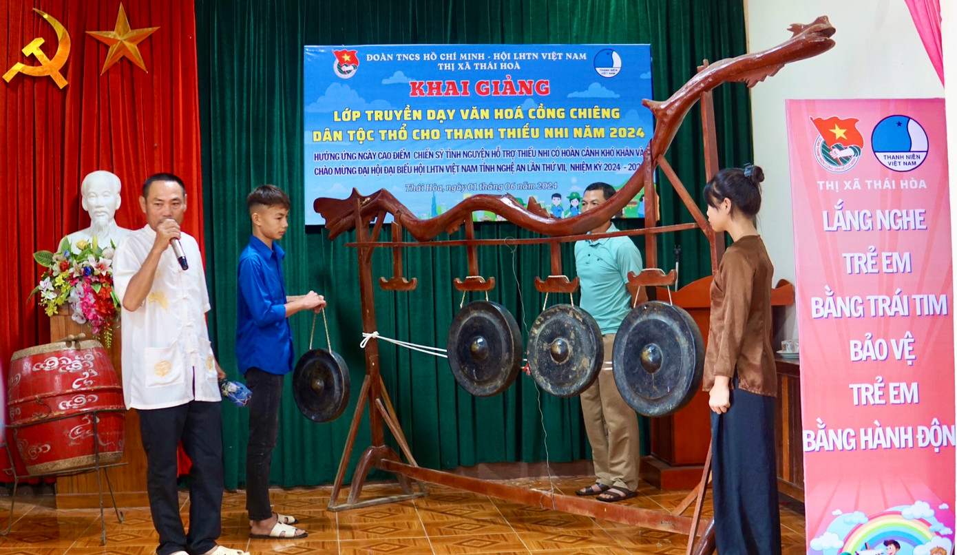 Ngoài ra, Thị Đoàn thị xã Thái Hòa cũng tổ chức lớp truyền dạy văn hóa cồng chiêng dân tộc Thổ cho thanh thiếu nhi trên địa bàn. Tham gia lớp học văn hóa cồng chiêng dân tộc Thổ, 50 thanh thiếu nhi trên địa bàn thị xã sẽ được tìm hiểu về nguồn gốc, ý nghĩa của các bài chiêng, truyền dạy cách cầm chiêng, đánh chiêng và nội dung các bài chiêng truyền thống của đồng bào dân tộc Thổ. Từ đó giúp bảo tồn các nét văn hóa truyền thống trên địa bàn.