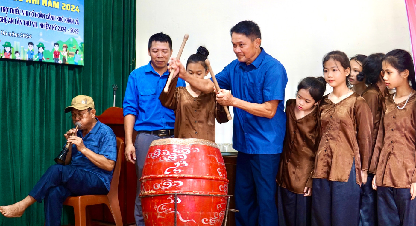 Ngoài ra, Thị Đoàn thị xã Thái Hòa cũng tổ chức lớp truyền dạy văn hóa cồng chiêng dân tộc Thổ cho thanh thiếu nhi trên địa bàn. Tham gia lớp học văn hóa cồng chiêng dân tộc Thổ, 50 thanh thiếu nhi trên địa bàn thị xã sẽ được tìm hiểu về nguồn gốc, ý nghĩa của các bài chiêng, truyền dạy cách cầm chiêng, đánh chiêng và nội dung các bài chiêng truyền thống của đồng bào dân tộc Thổ. Từ đó giúp bảo tồn các nét văn hóa truyền thống trên địa bàn.