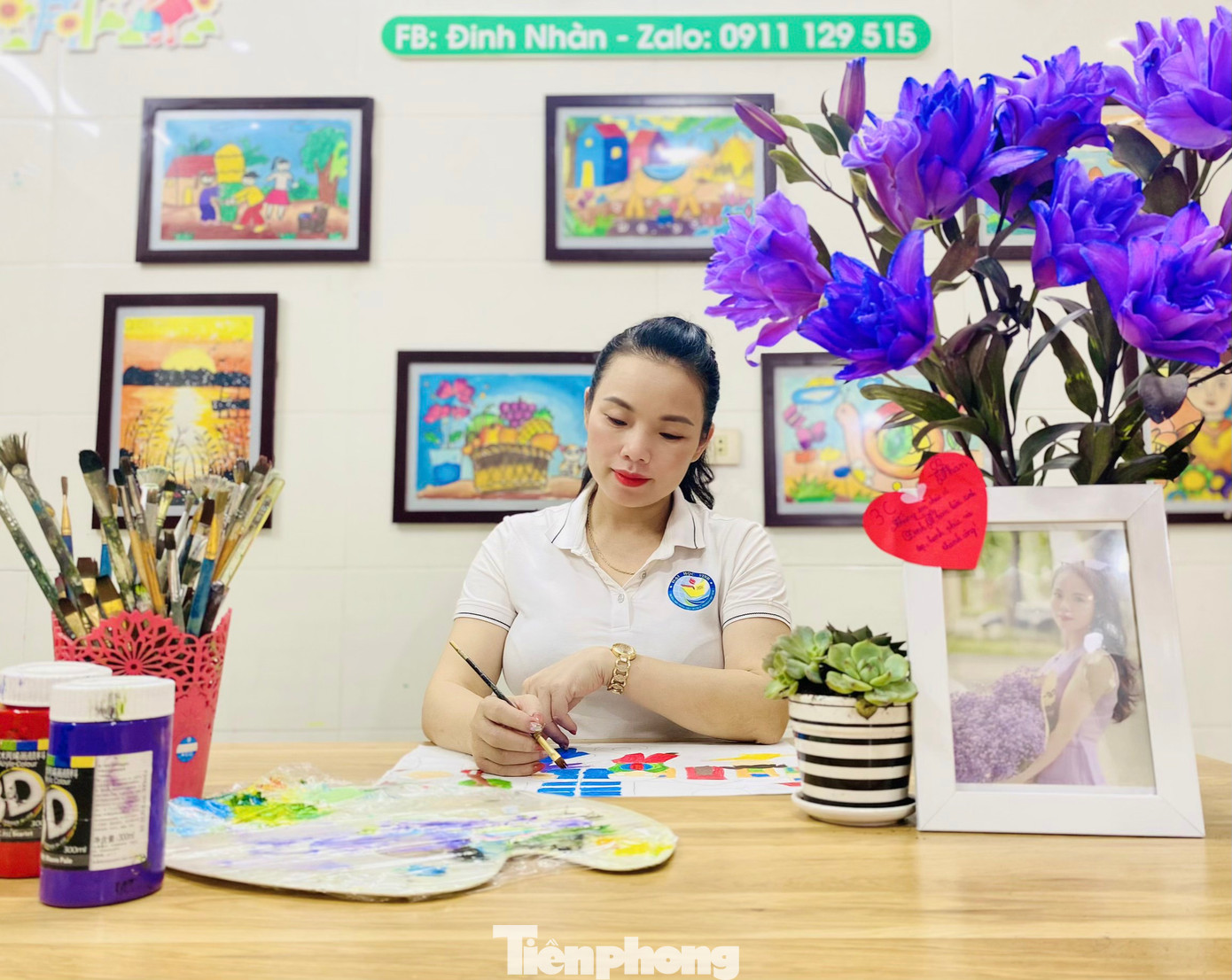 Cô Đinh Thị Nhàn (một trong ba cô thực hiện 15 bức tranh vẽ) cho biết, từ khi lên ý tưởng đến khi hoàn thiện, 3 cô phải vẽ trong vòng 1,5 tháng. Do vẽ về các mốc lịch sử nên 3 cô phải nhờ đến sự hỗ trợ của cô giáo Nguyễn Thị Kim Liên (trường THCS Hà Huy Tập) để cố vấn. "Việc vẽ đề tài lịch sử khó hơn rất nhiều so với vẽ những bức tranh nghệ thuật khác. Trong đó nhờ cô Liên hỗ trợ tư vấn về các mốc lịch sử, sau đó chọn ra 15 mốc quan trọng nhất. Rồi từ các mốc lịch sử đó, các cô phác họa lại vào bức tranh. Việc vẽ cũng gặp vất vả vì làm sao bức tranh phải tái hiện lại được không khí hào hùng lịch sử và có hồn mới là thành công", cô Nhàn nói và cho hay, có những bức tranh cả 3 cô cùng vẽ và phải vẽ liên tục trong nhiều ngày mới hoàn thiện. Cô Đinh Thị Nhàn (một trong ba cô thực hiện 15 bức tranh vẽ) cho biết, từ khi lên ý tưởng đến khi hoàn thiện, 3 cô phải vẽ trong vòng 1,5 tháng. Do vẽ về các mốc lịch sử nên 3 cô phải nhờ đến sự hỗ trợ của cô giáo Nguyễn Thị Kim Liên (trường THCS Hà Huy Tập) để cố vấn. "Việc vẽ đề tài lịch sử khó hơn rất nhiều so với vẽ những bức tranh nghệ thuật khác. Trong đó nhờ cô Liên hỗ trợ tư vấn về các mốc lịch sử, sau đó chọn ra 15 mốc quan trọng nhất. Rồi từ các mốc lịch sử đó, các cô phác họa lại vào bức tranh. Việc vẽ cũng gặp vất vả vì làm sao bức tranh phải tái hiện lại được không khí hào hùng lịch sử và có hồn mới là thành công", cô Nhàn nói và cho hay, có những bức tranh cả 3 cô cùng vẽ và phải vẽ liên tục trong nhiều ngày mới hoàn thiện.