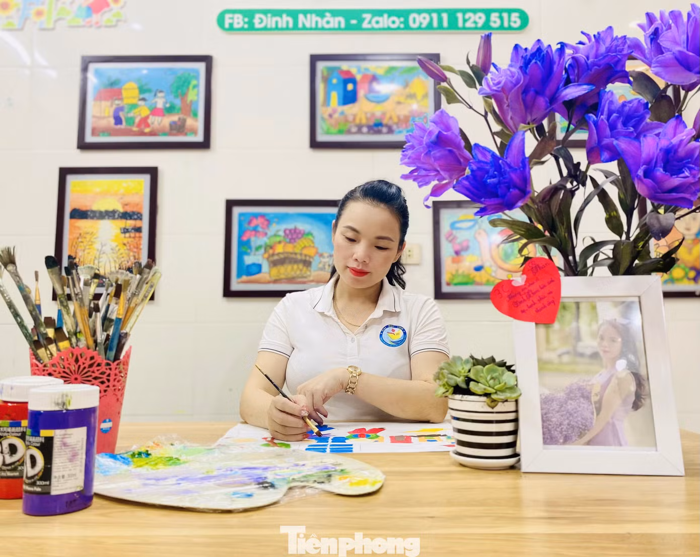 Cô Đinh Thị Nhàn (một trong ba cô thực hiện 15 bức tranh vẽ) cho biết, từ khi lên ý tưởng đến khi hoàn thiện, 3 cô phải vẽ trong vòng 1,5 tháng. Do vẽ về các mốc lịch sử nên 3 cô phải nhờ đến sự hỗ trợ của cô giáo Nguyễn Thị Kim Liên (trường THCS Hà Huy Tập) để cố vấn. "Việc vẽ đề tài lịch sử khó hơn rất nhiều so với vẽ những bức tranh nghệ thuật khác. Trong đó nhờ cô Liên hỗ trợ tư vấn về các mốc lịch sử, sau đó chọn ra 15 mốc quan trọng nhất. Rồi từ các mốc lịch sử đó, các cô phác họa lại vào bức tranh. Việc vẽ cũng gặp vất vả vì làm sao bức tranh phải tái hiện lại được không khí hào hùng lịch sử và có hồn mới là thành công", cô Nhàn nói và cho hay, có những bức tranh cả 3 cô cùng vẽ và phải vẽ liên tục trong nhiều ngày mới hoàn thiện.